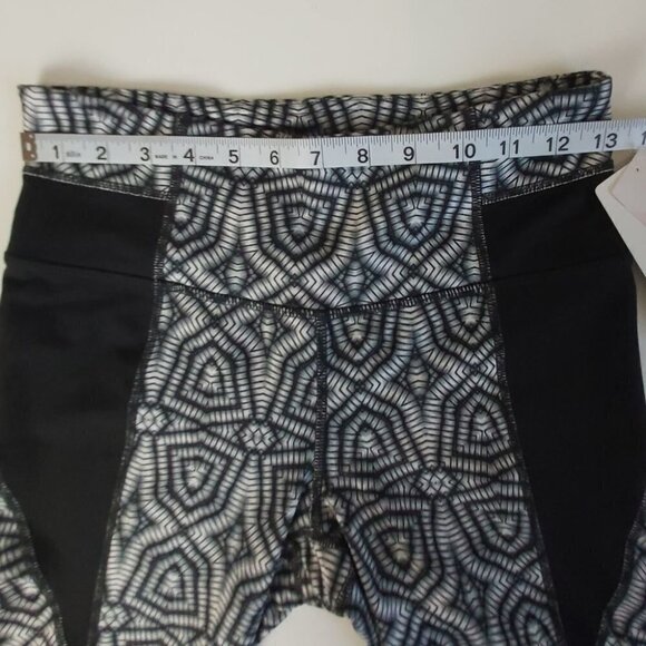 𝅺nwt Athleta Salutation Capris Black White S - Picture 9 of 13